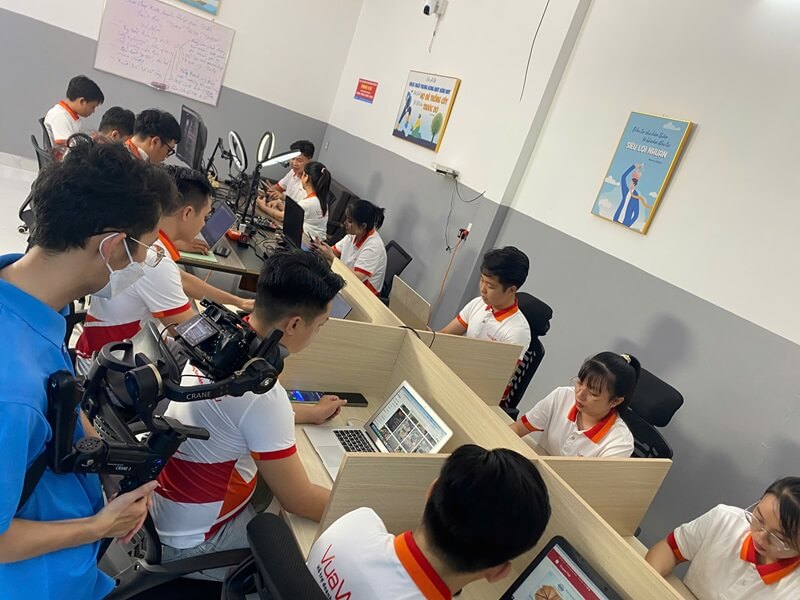 Công Ty Marketing Đa Kênh Vua Web Digi Chi Nhánh Quận 12 TPHCM 3 Đội ngũ nhân sự công ty marketing đa kênh Vua Web Digi tại TPHCM luôn phấn đấu và làm việc chăm chỉ vì khách hàng