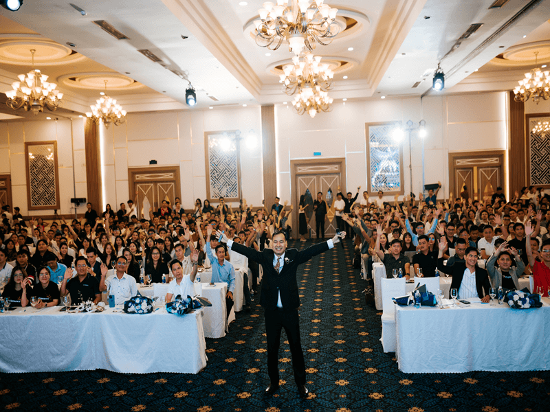 Lâm Thanh Thiện 3 Hình ảnh chuyên gia digital marketing Lâm Thanh Thiện chụp ảnh cùng Quý Khách Mời sau khi thuyết trình tại Đại Hội Marketing Online 2025